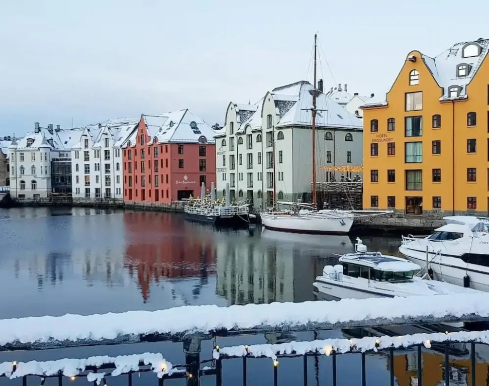 Family Friendly, Free Parking Space, Short Walk to Brosundet