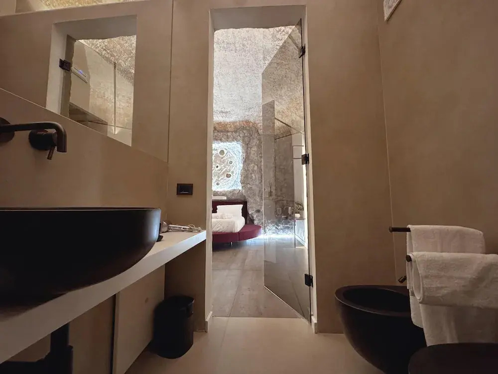 Corona Suite & Rooms