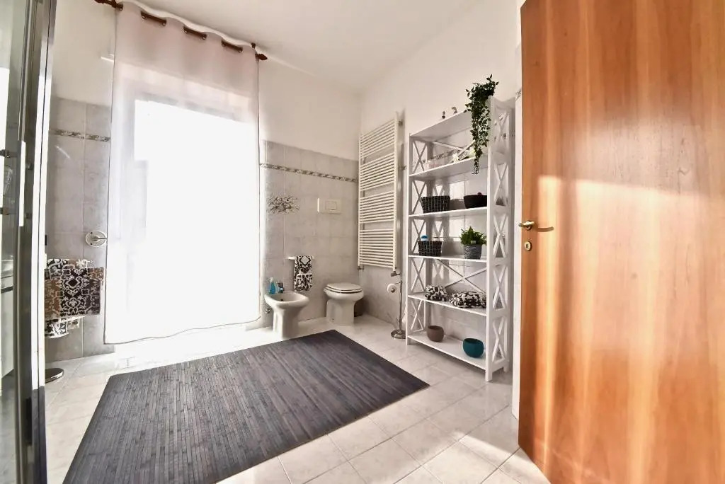 Modern- family apartment halfway between Milano and Como