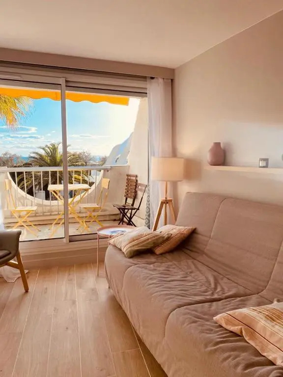 LE CALI, P2 Cabine dans une résidence avec piscine, vue mer et parking privé