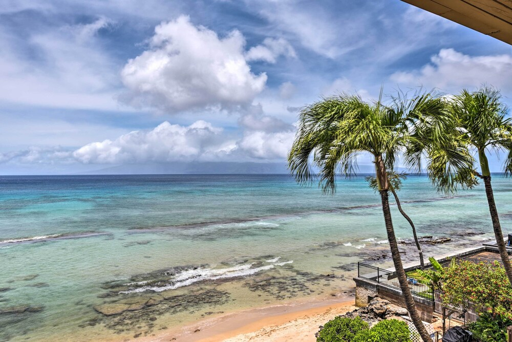 Beachfront Lahaina Condo w/ AC: Featured on Hgtv!