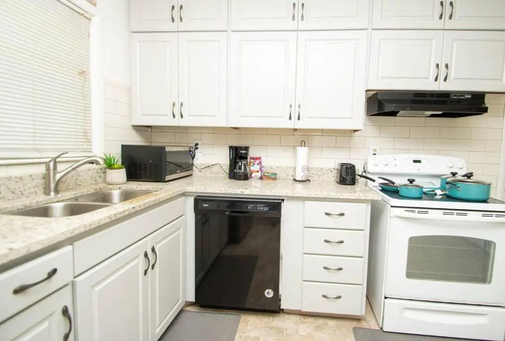 House - Sleeps 8 - Parking - Malls Close