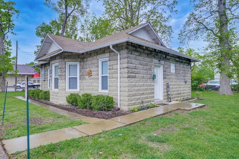 Pet-friendly Pacific Cottage Near Purina Farms!