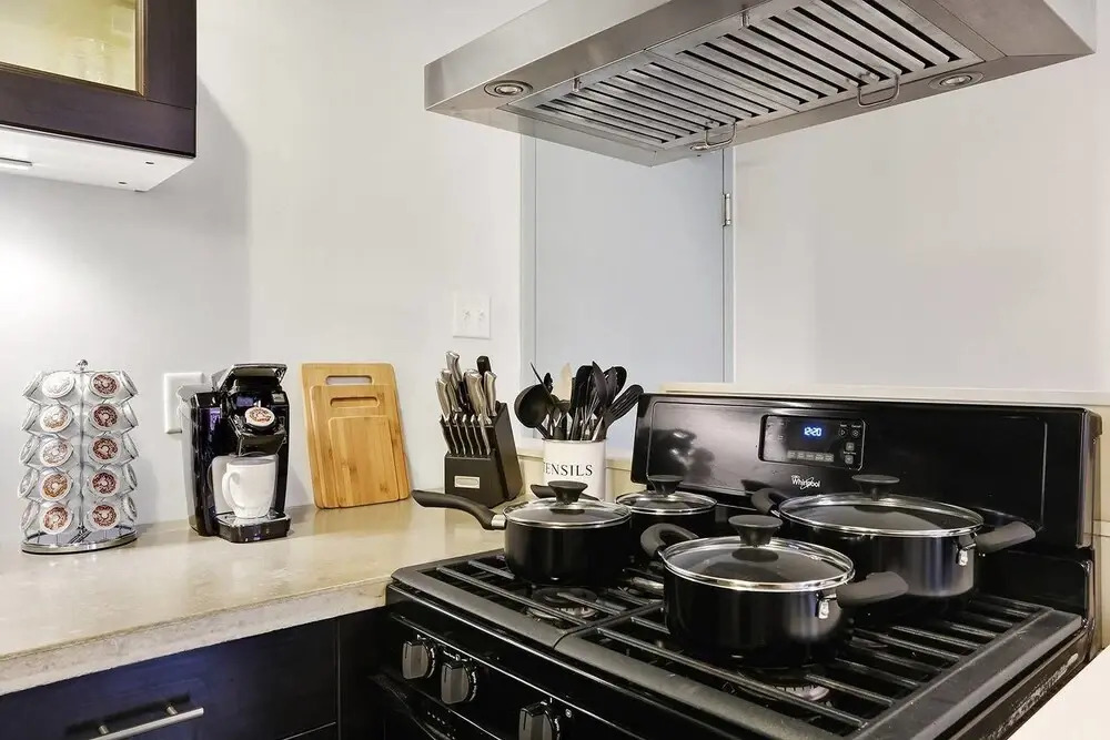 1br/1ba w/ Exposed-brick Apt in DT Nola by Domio