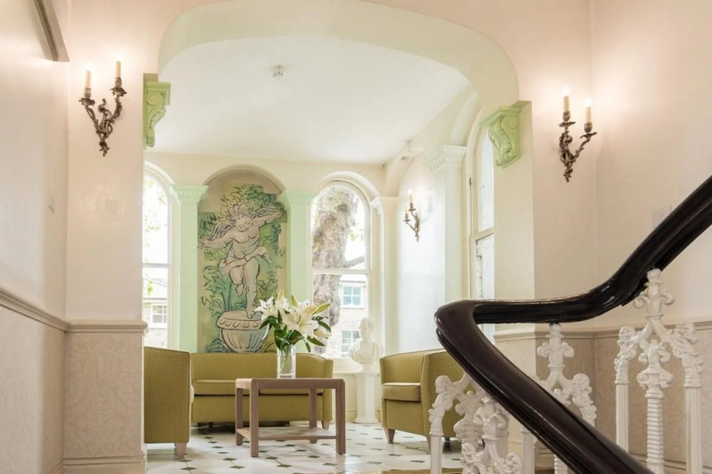 Byron Hotel