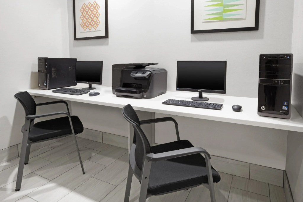 Holiday Inn Express Hotel & Suites Warrenton by IHG