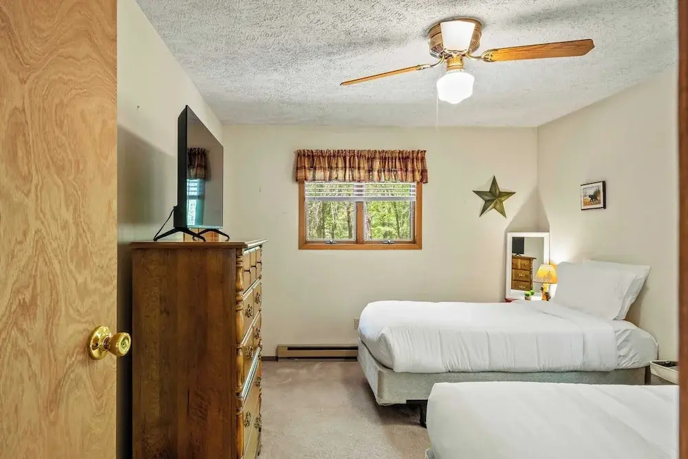 Shady Pines by Avantstay Enclosed Porch, Game Rooms, & Lake/beach Access!