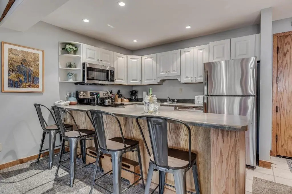 Laurelwood Condominiums Studio Premier Unit 202