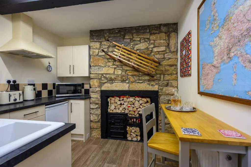 Anastasia's Secret! Cupar Swiss Alpine Style Apartment