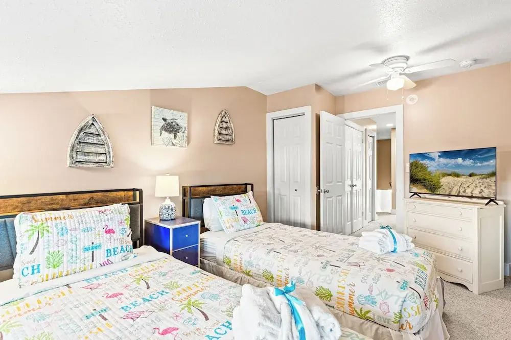 Just Beachy 3BR Dog-friendly Townhouse Near Beaches & Attractions!