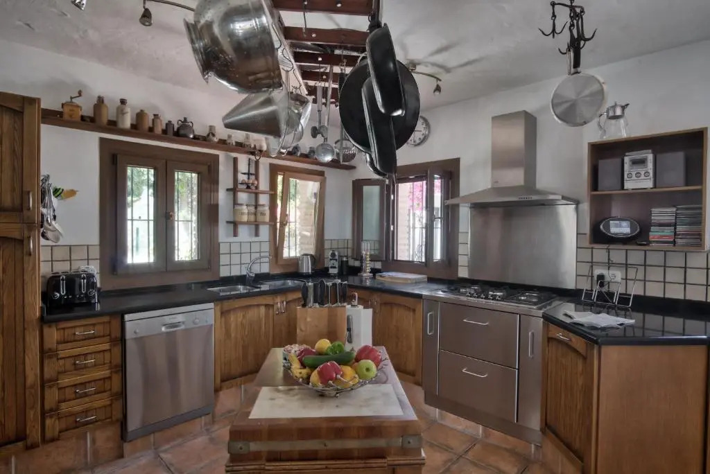 Luxury 4-bedroom villa, private pool and outhouse