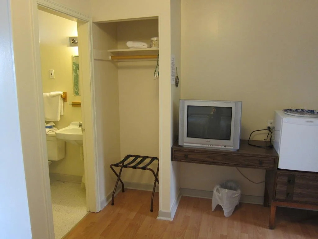 Baybreeze Motel & Cottages