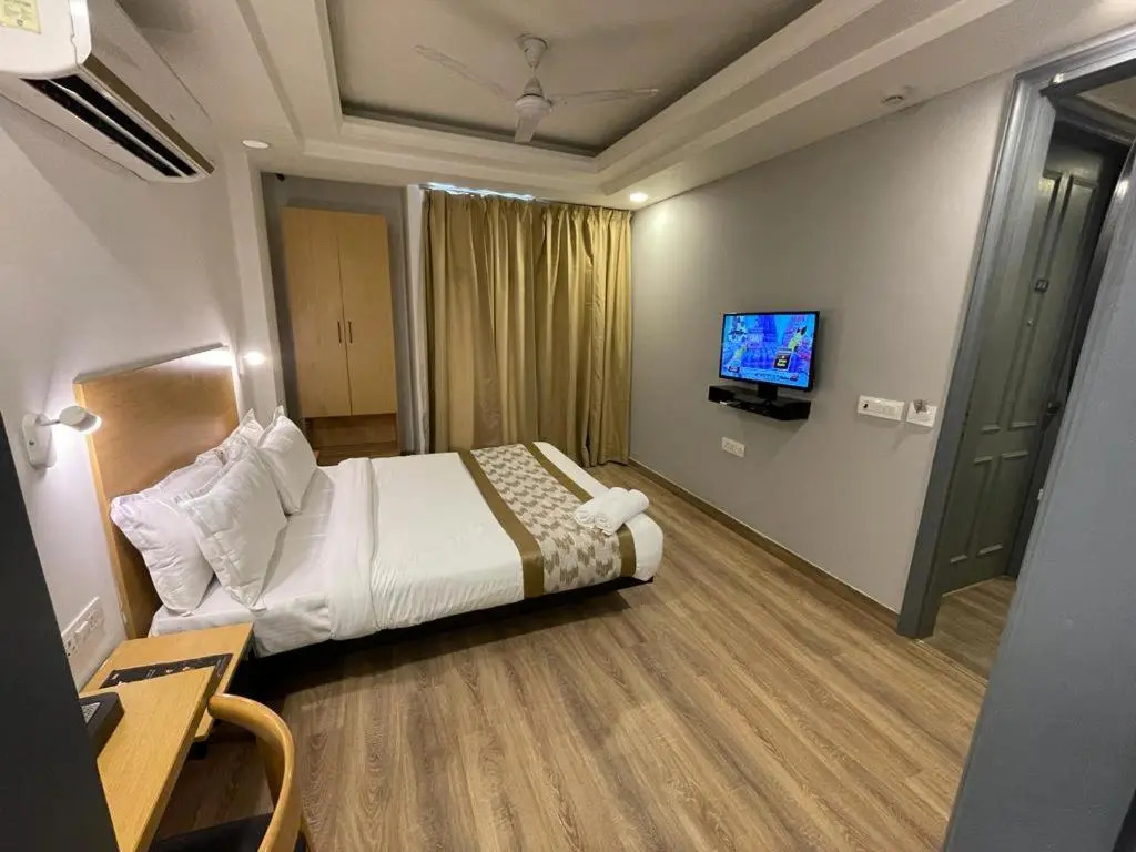 Saltstayz Express - Golf Course Road & DLF Phase-1