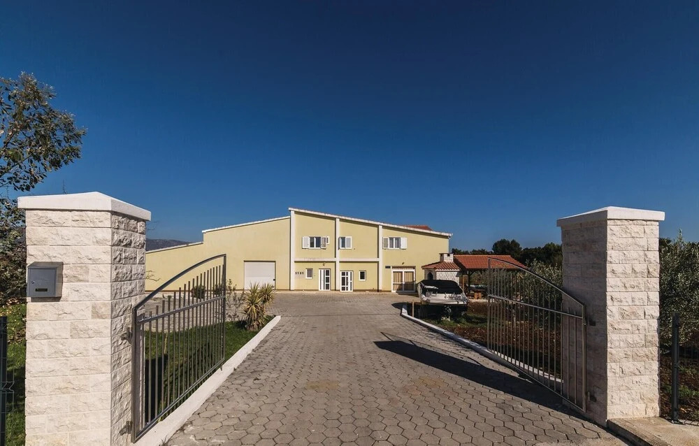 Amazing Home in Divulje With Wifi and 8 Bedrooms