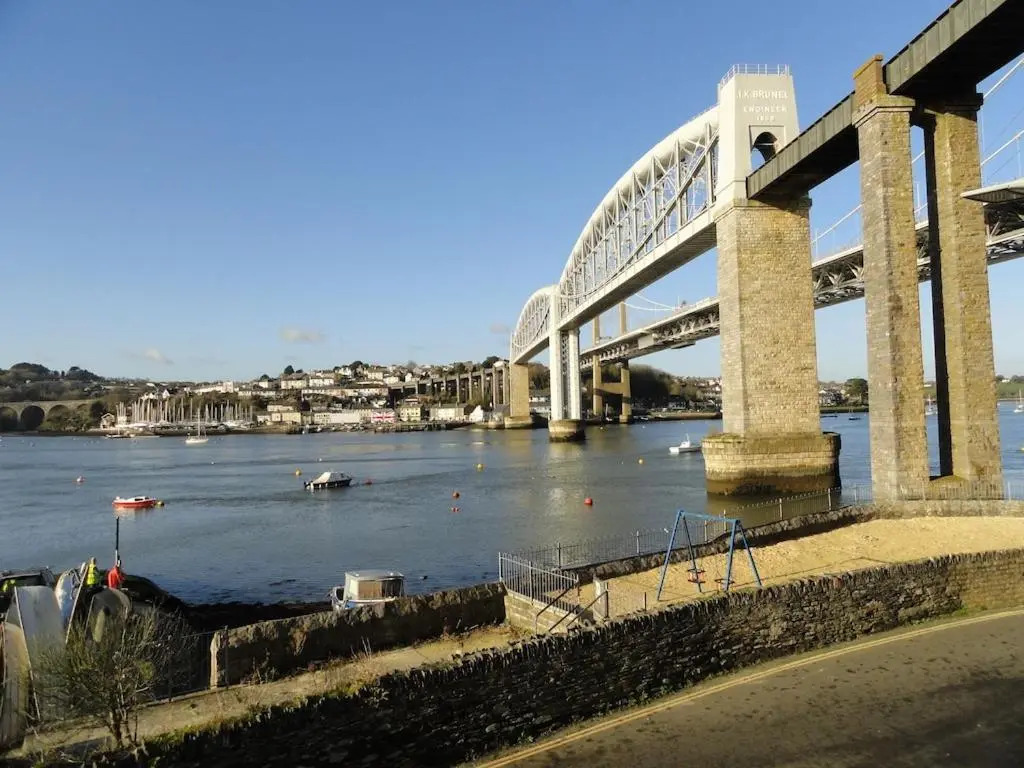 4 bed spacious modern townhouse with spectacular views over the river tamar