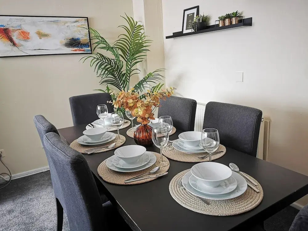 House - Sleeps up to 10 & Free Parking