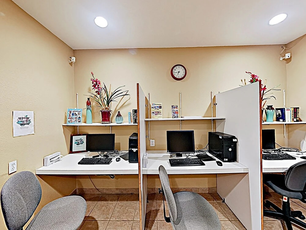 New Listing! Mid-island Marvel W/ Gym & Pools 2 Bedroom Condo