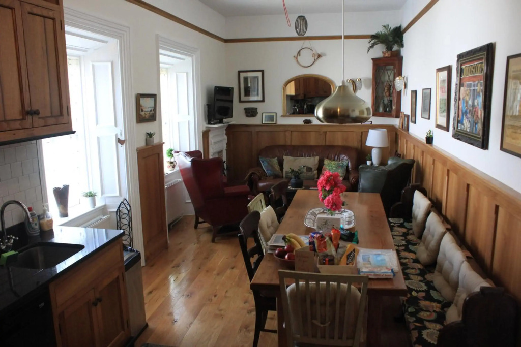 Johnston House: Historic Village Retreat