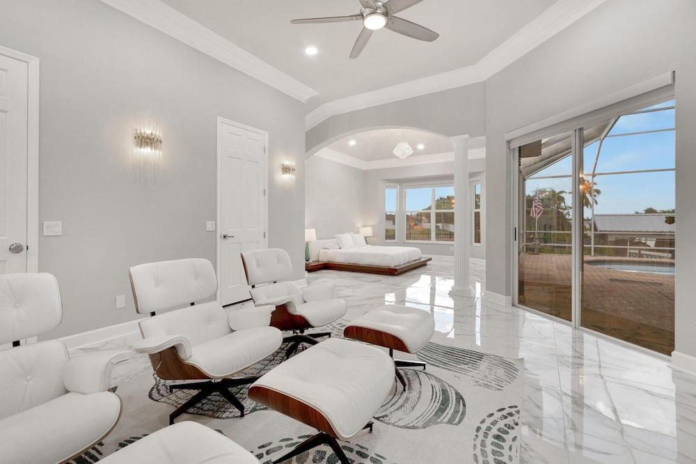 Luxurious Retreat at our Canal Front Pool Home 5BR