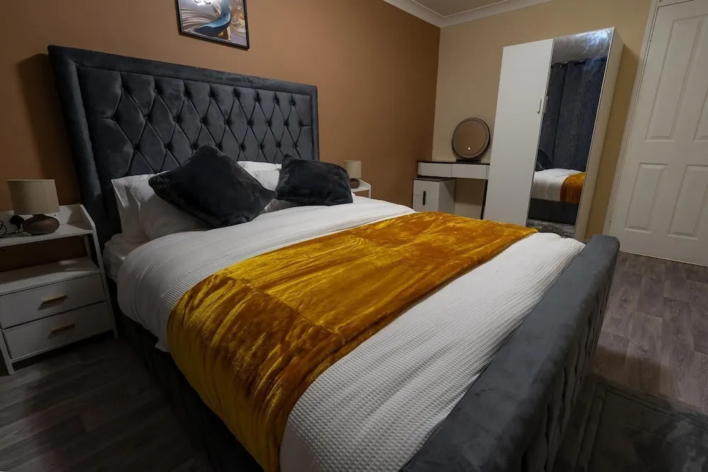 Charming 2 Bedroom Luxurious Home in Thamesmead South East London
