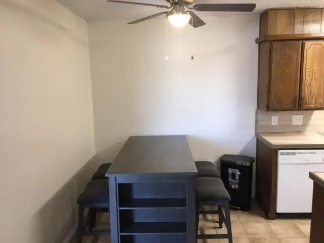 Cozy Upstairs 1 Bedroom Apartment close to Fort Sill