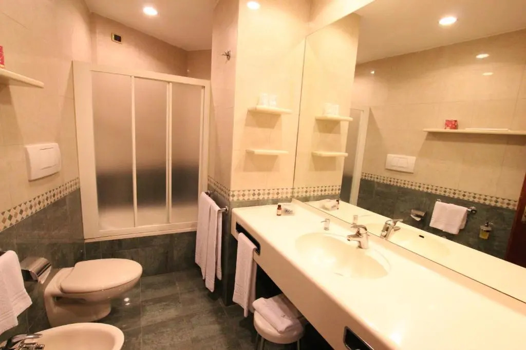 Mokinba Hotels King