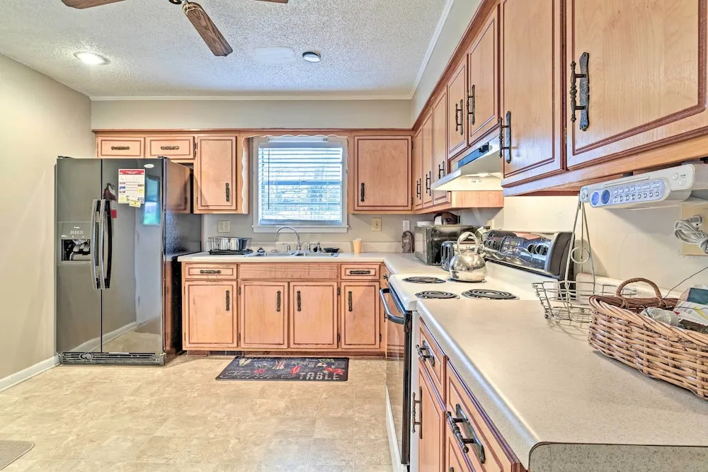 Cozy Home w/ Grill: Walkable Oxford Location