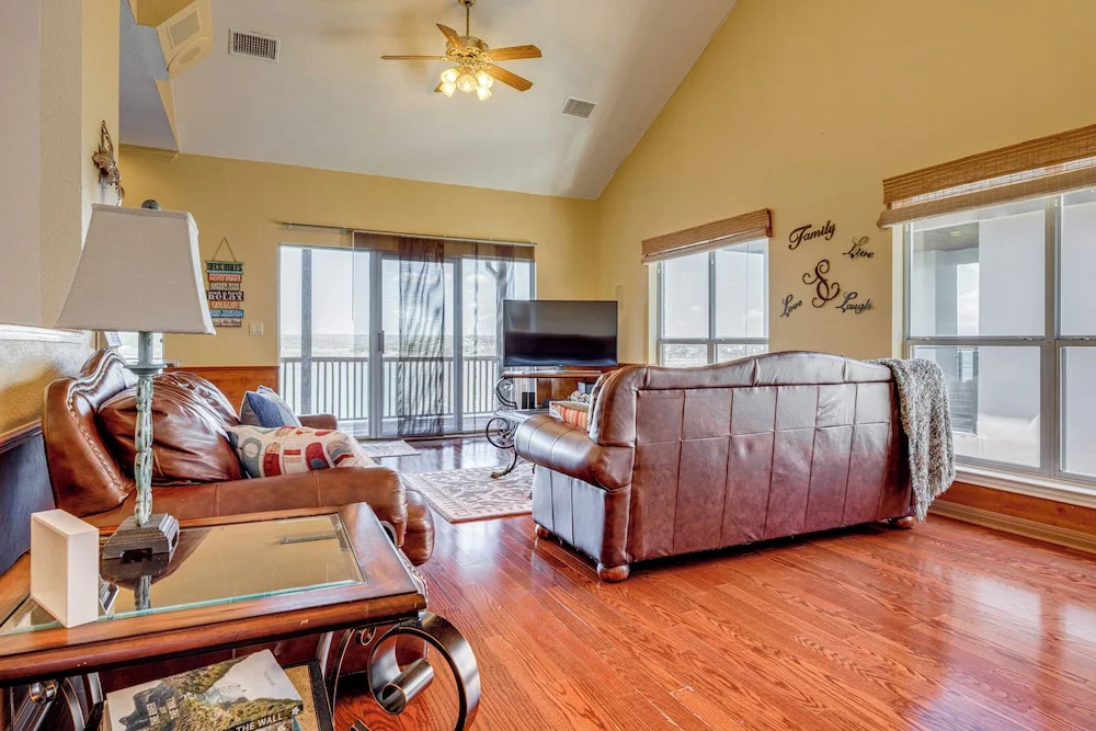 Amazing Waterfront Views & Sauna: Canyon Lake Home
