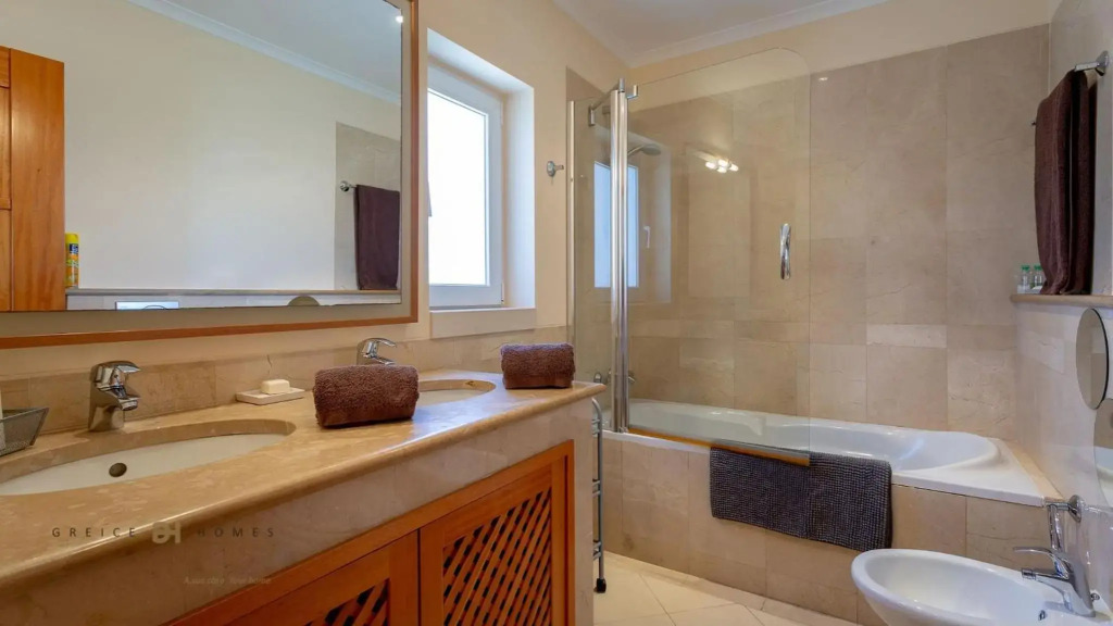 Greice Homes-Luxury 2 bed en-suite south facing & Golf view