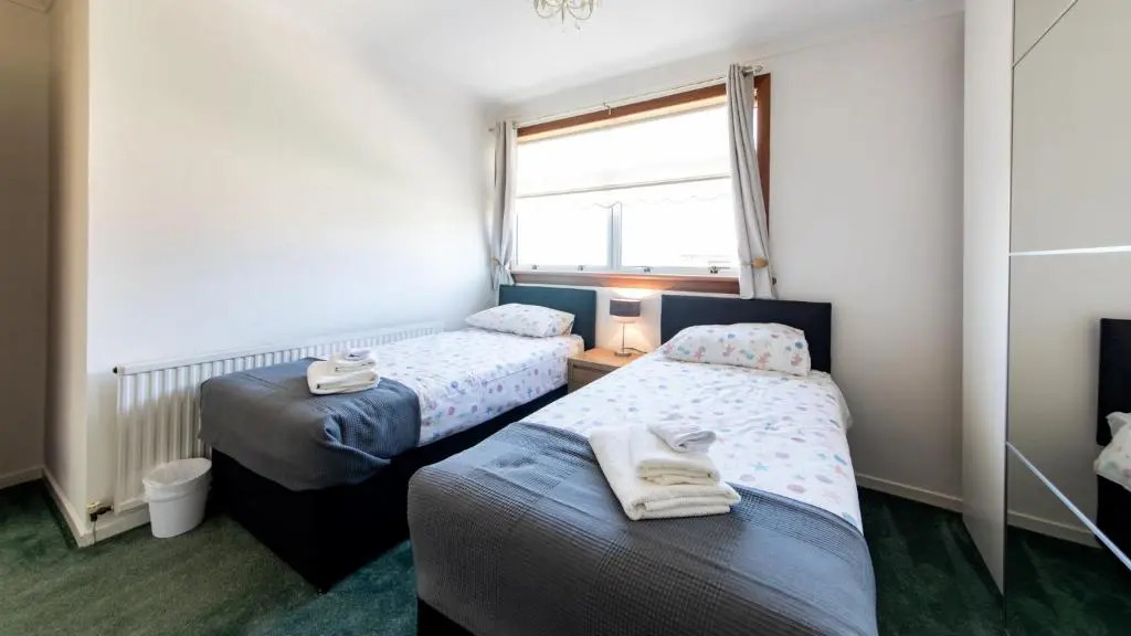3 BED House w/Drive & Garden v/Fast WiFi near bioQuarter