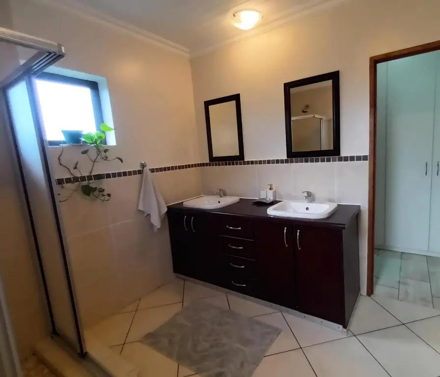 En-Suite, Private Room, Free Wifi in Plett