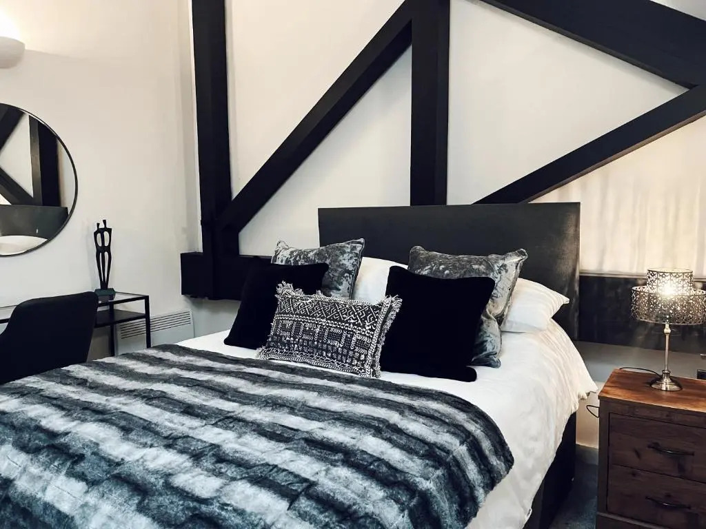 EXCLUSIVE and MODERN - Bradford City Centre- 85" Cinema TV