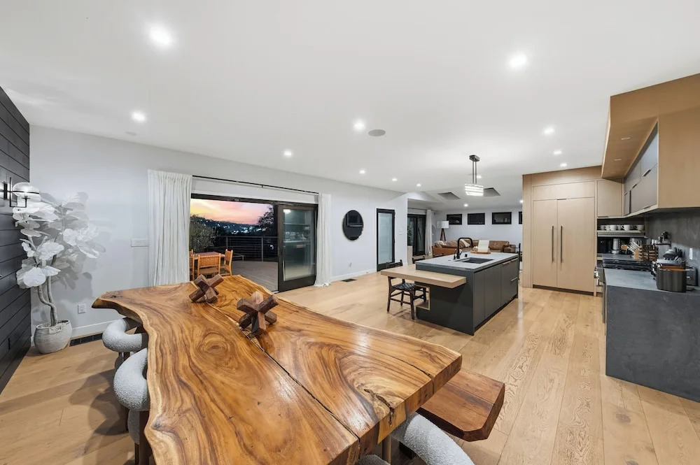 Farley Court - Stylish Hillside Residence With Stunning Views