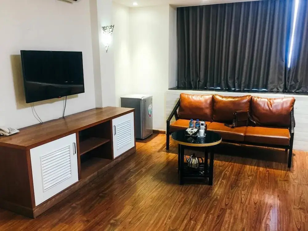 Hoàng Gia Hotel -150 Nghi Tàm HN - by BAY LUXURY