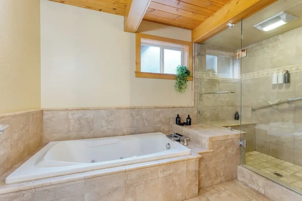 Ember by Avantstay Majestic Entertainers Home w/ Pine Tree Views & Close to Meek's Bay