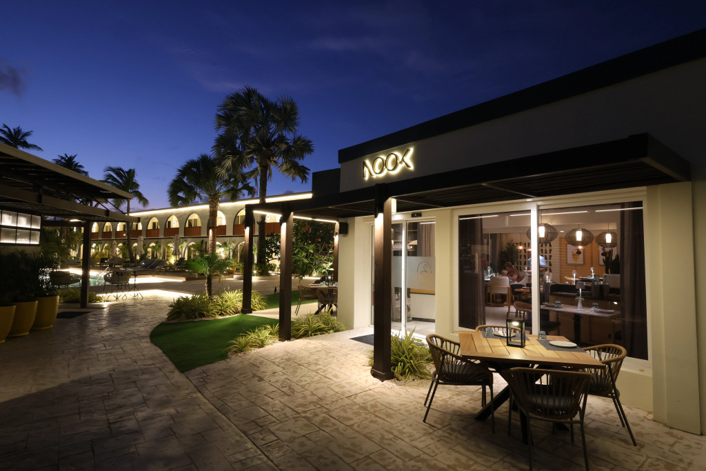 Отель Voco Surfside Aruba 