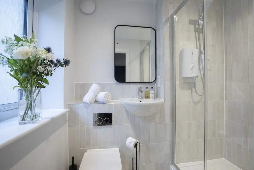 Elliot Oliver - Exquisite 2 Bedroom Apartment With Garden, Parking & EV Charger