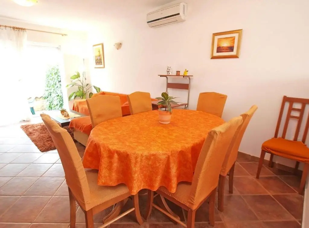 Apartment with 4 Bedrooms 446