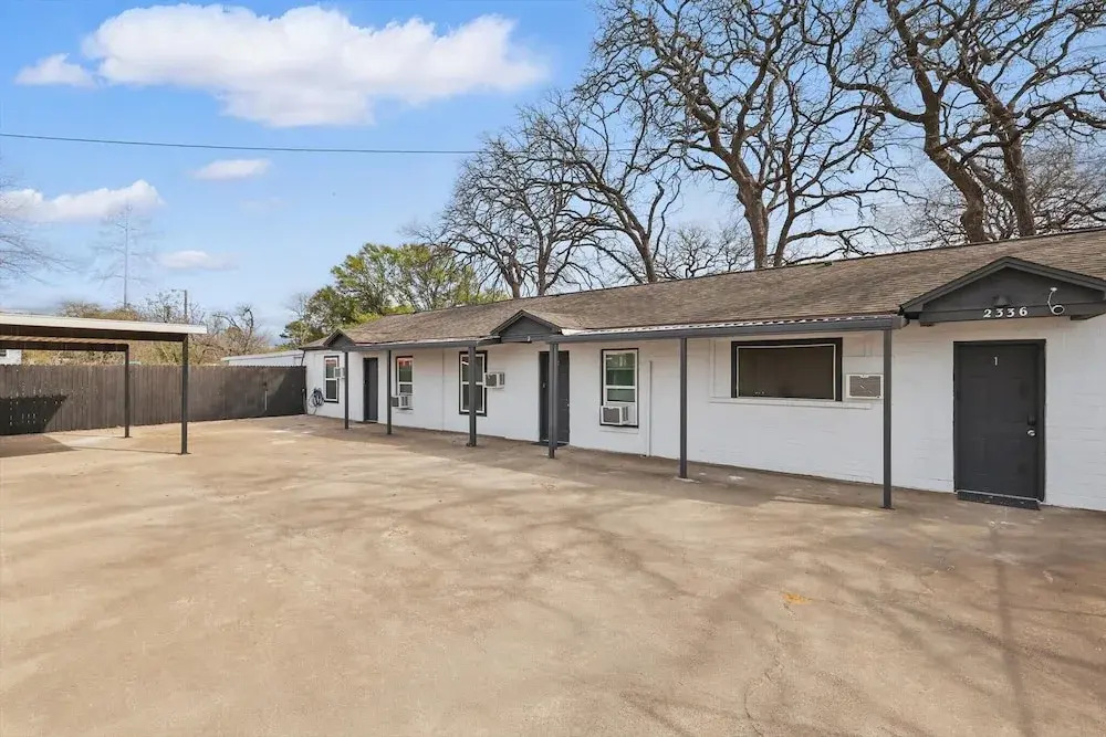 Modern 4BR 2BA Home With Hot Tub-grill & Huge Yard