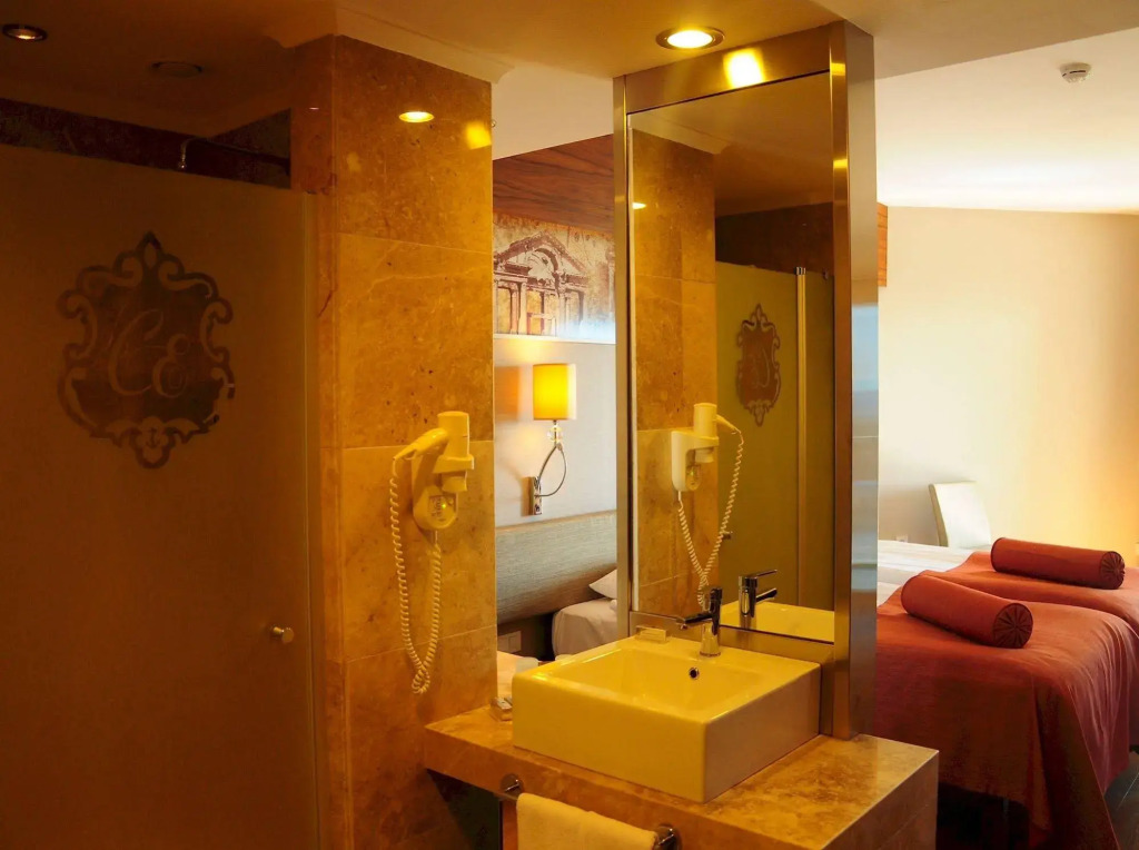 Commodore Elite Suites & Spa