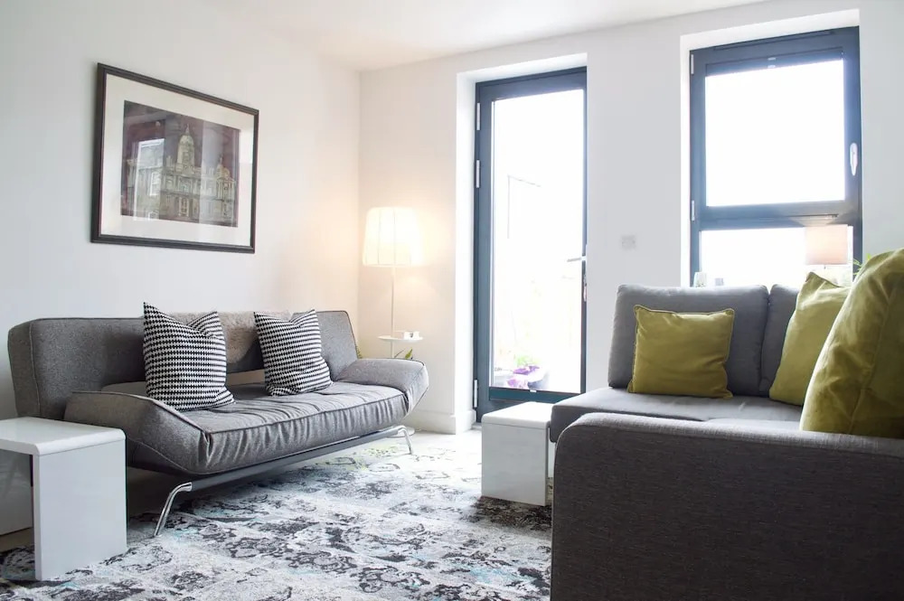 Central 2 Bedroom Apartment With Free Parking
