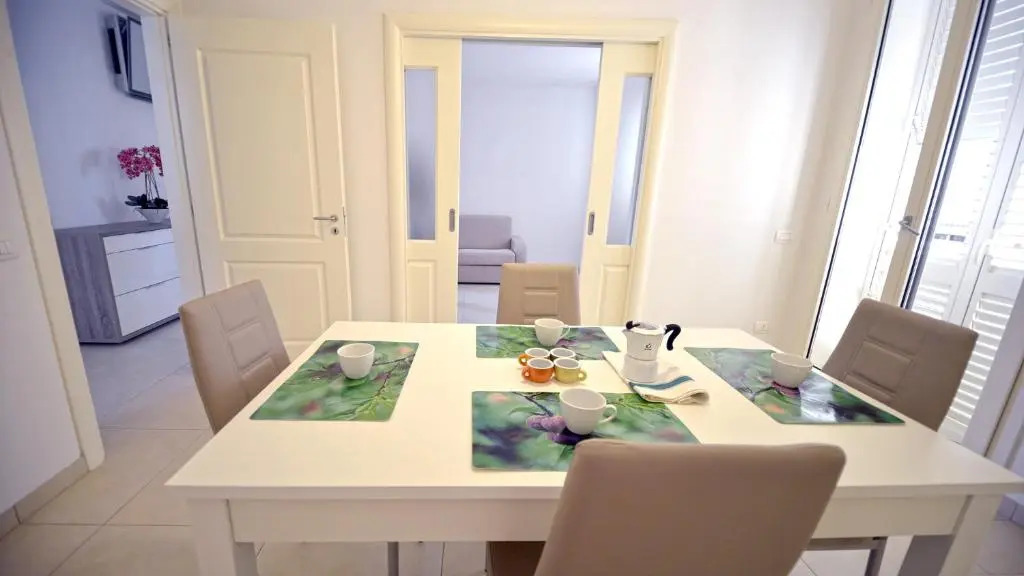 Leo Apartments