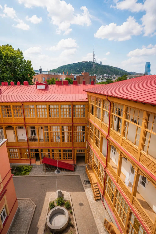 Апартаменты Cozy attic in old Tbilisi yard