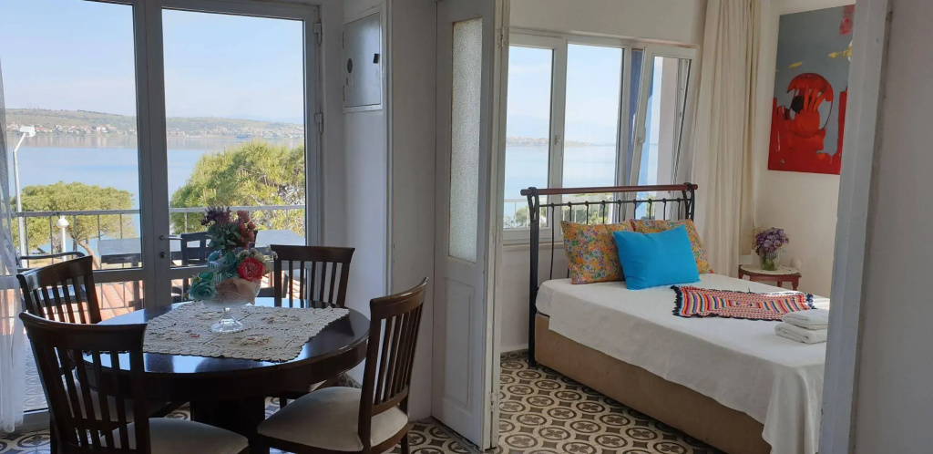 Lacivert Hotel