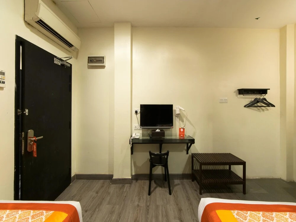 OYO 136 Ceria Hotel