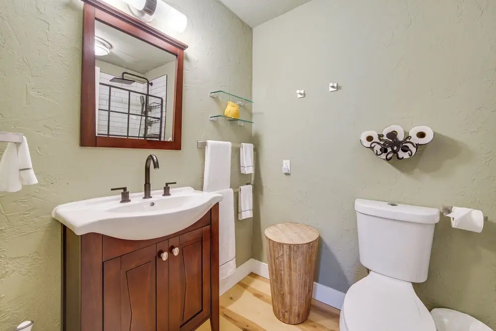 Modern Home Between Seattle, Tacoma & SEA Airport