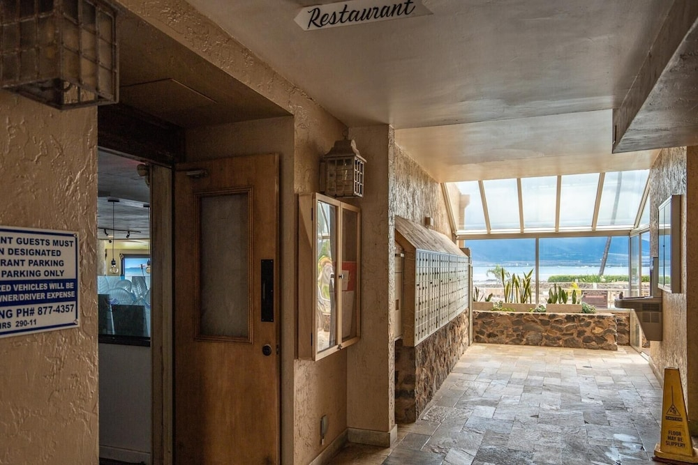 Menehune Shores #423 2 Bedroom Condo by RedAwning