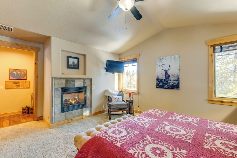 Ski-in/ski-out! Mtn-view Donnelly Home w/ Hot Tub