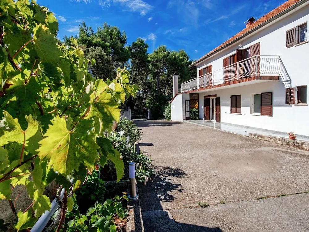 Spacious First Floor Accomodation With 2 Apartments, Near the Beach