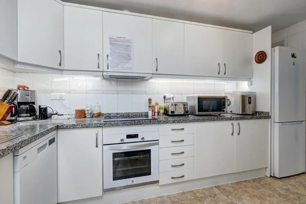 Marbella Sleeps 10 adults Secure underground car park Pool Aircon Fast Wifi